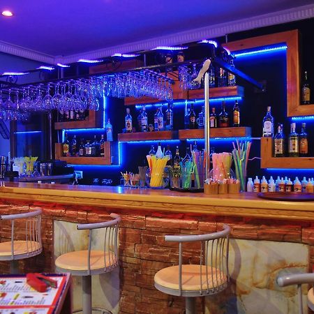 מרמריס George & Dragon Beach Hotel מראה חיצוני תמונה