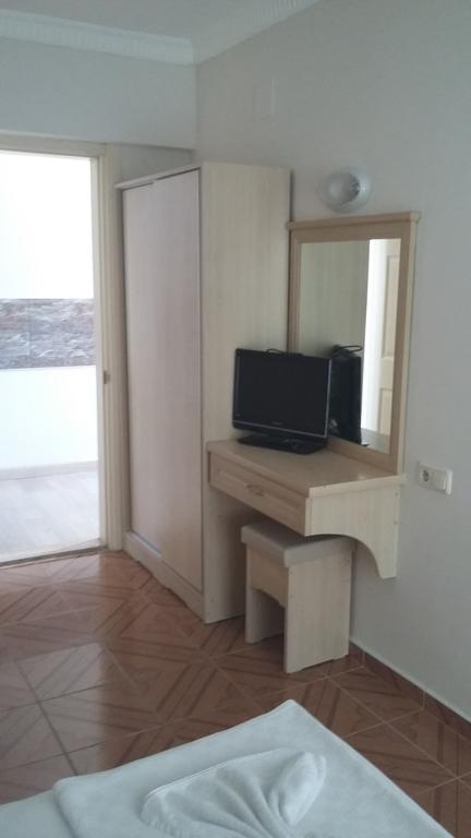 מרמריס George & Dragon Beach Hotel מראה חיצוני תמונה