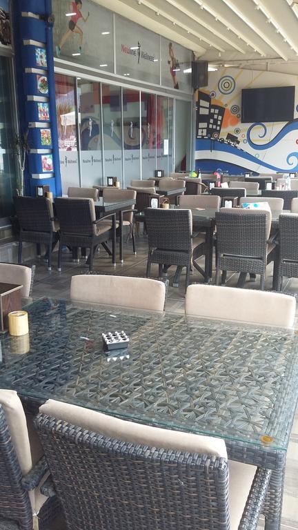 מרמריס George & Dragon Beach Hotel מראה חיצוני תמונה