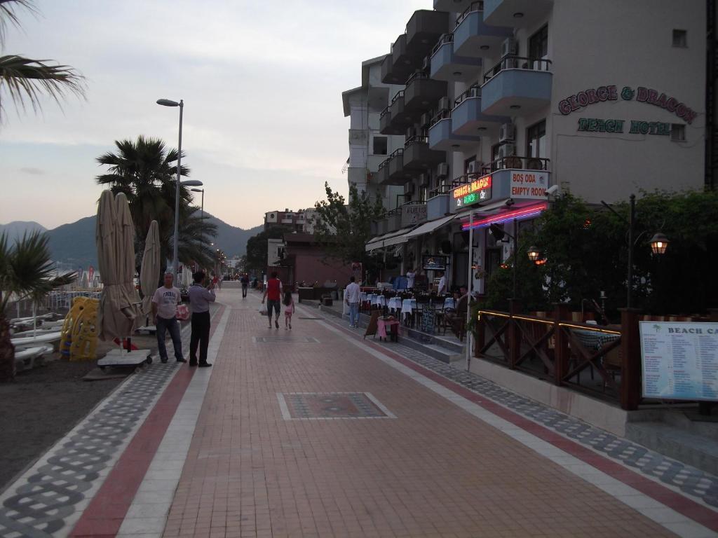 מרמריס George & Dragon Beach Hotel מראה חיצוני תמונה