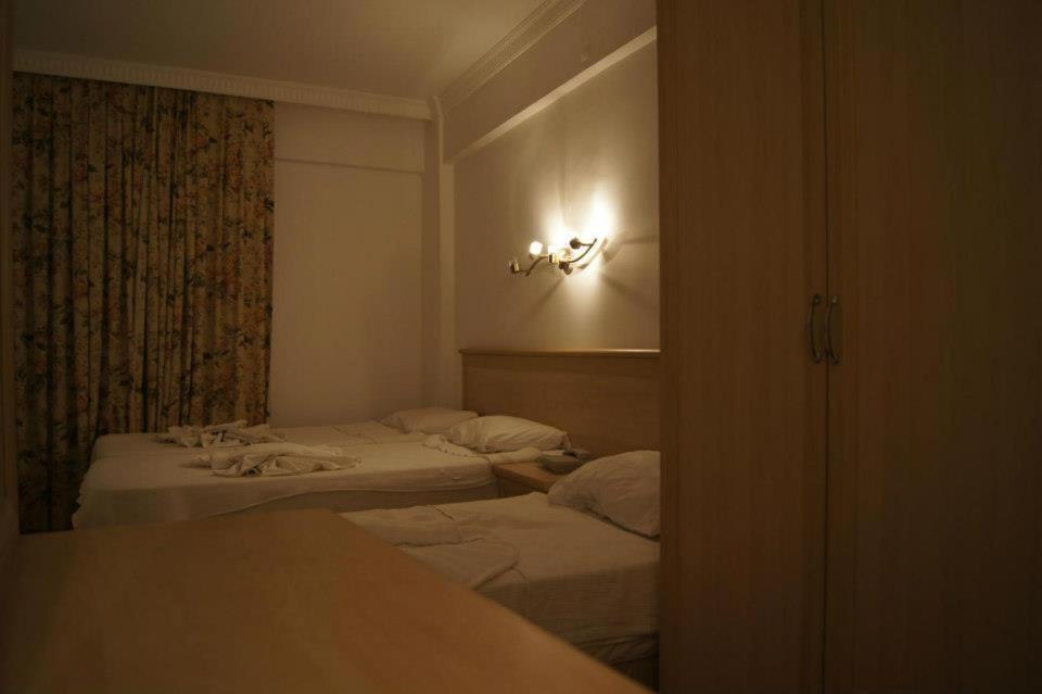 מרמריס George & Dragon Beach Hotel מראה חיצוני תמונה