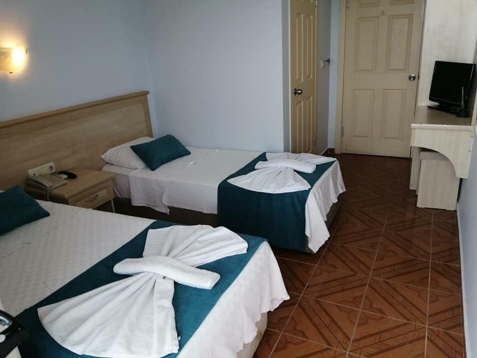 מרמריס George & Dragon Beach Hotel מראה חיצוני תמונה